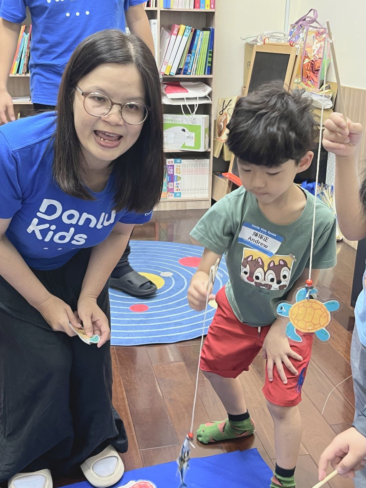 老師在體驗課陪孩子玩遊戲
