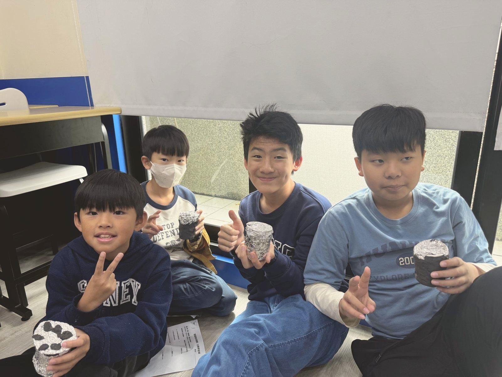孩子們拿著自己做的保溫瓶