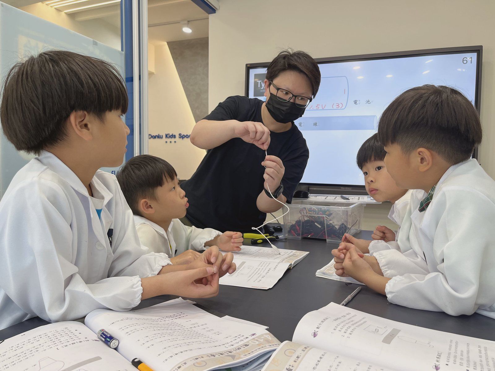 孩子們在主題課程中做實驗